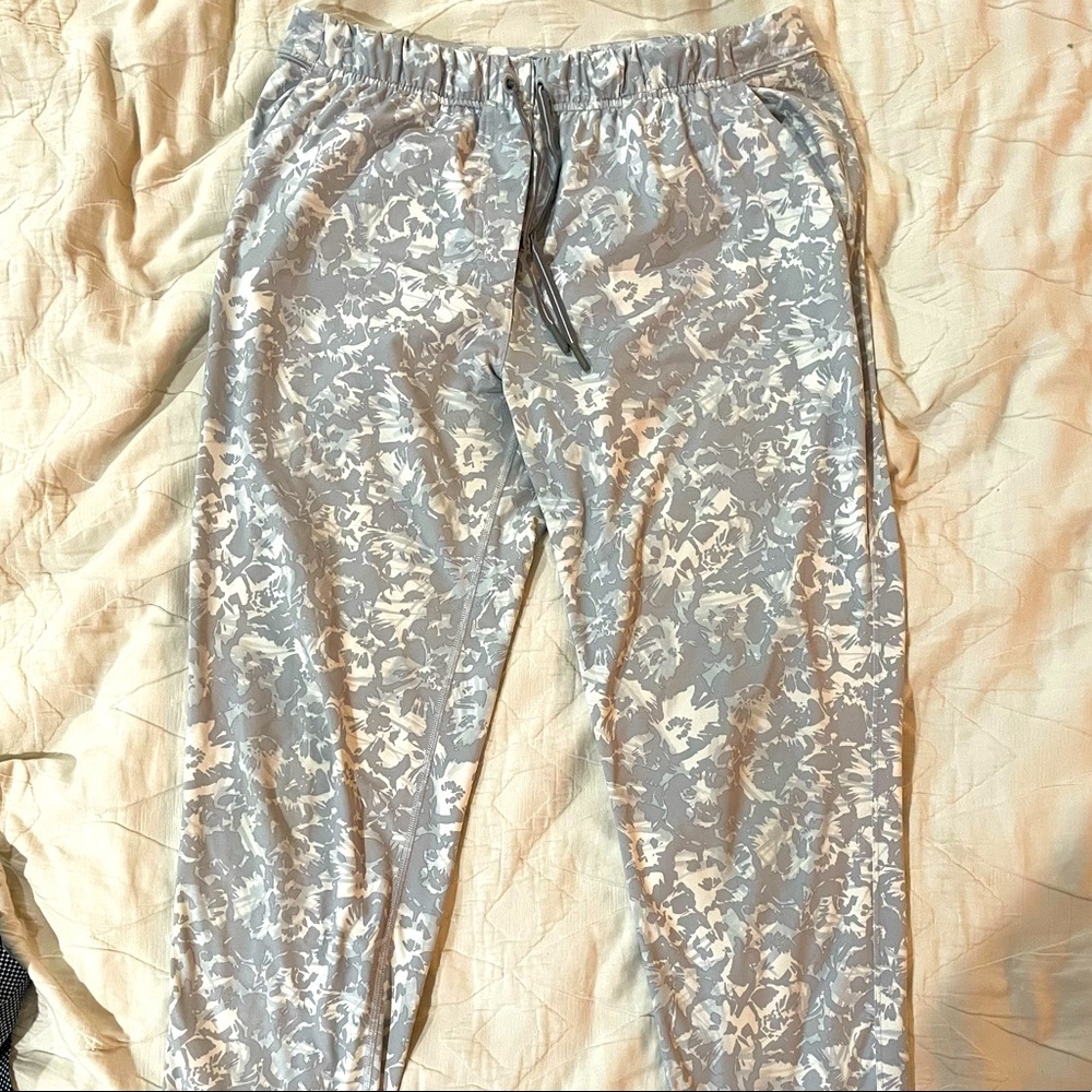 Women’s Lululemon jogger Pant, size 6 great condition.